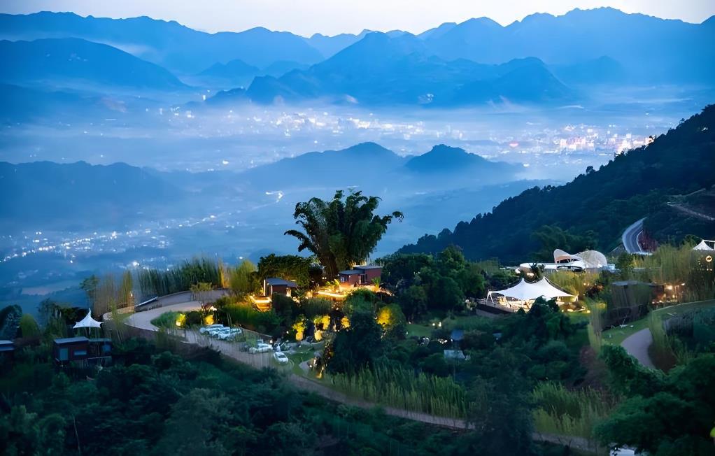 长江源头——青藏高原的雪山与草原